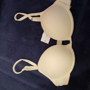 NWT Victoria's Secret Intimissimi Cream/Off-white Bra. Size 30